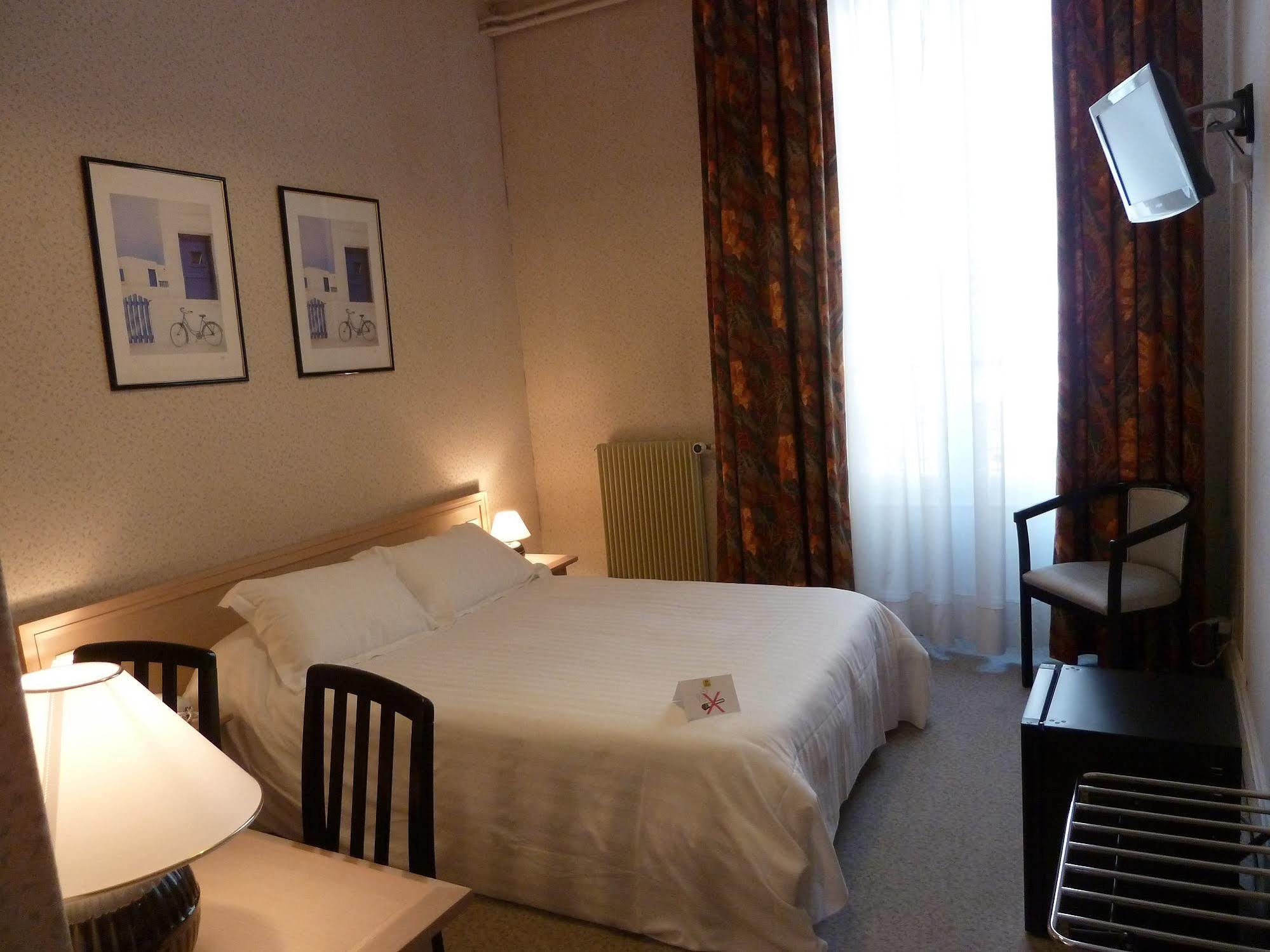 Logis Le Midland Hotel Vichy Bagian luar foto